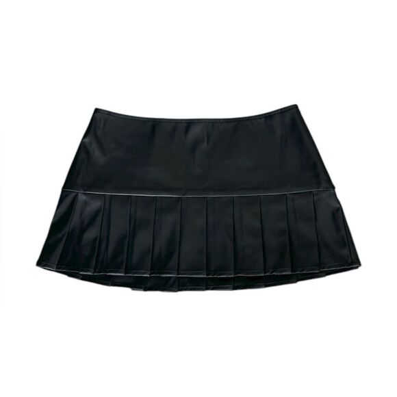 NWOT SUPERDOWN Antonia Micro Mini Skirt in Black - Picture 3 of 4